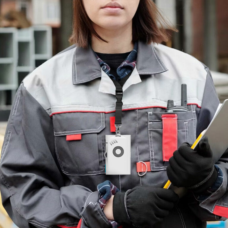 Photo d'une femme en habit de chantier portant autour du coup le produit Abeeway