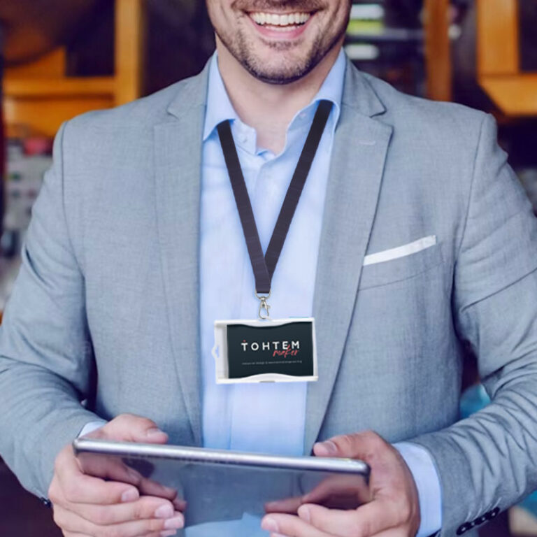 Photo d'un homme en costume portant autour du coup le produit Abeeway