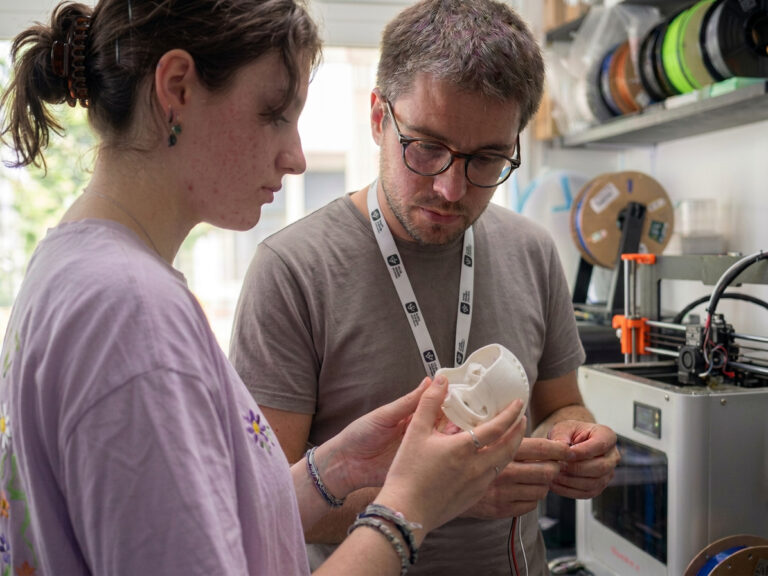 Deux ingénieurs vérifiant la validité d'une pièce imprimée dans l'atelier Tohtem Maker
