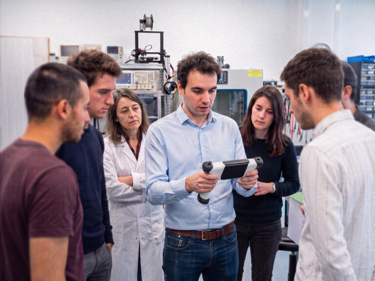 Equipe diverse en train de tester un produit